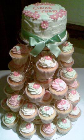 Wedding Cupcakes with Cutting Cake.