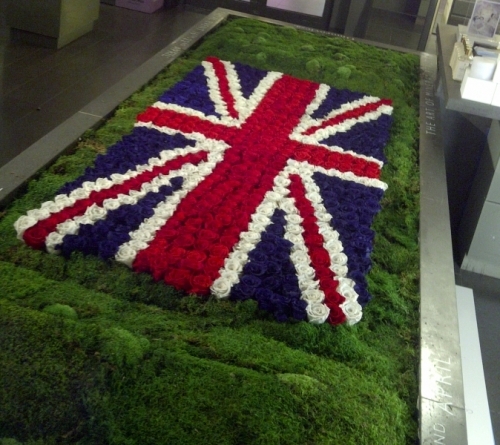 A Union Jack with 650 Infinite Roses for the Urban Retreat at Harrods