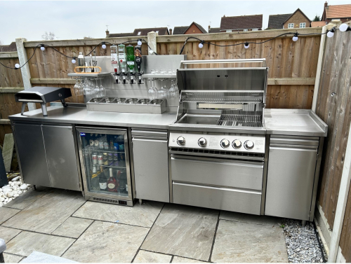 Outdoor kitchen comprising of a BBQ area, Pizza Oven area & Bar area.