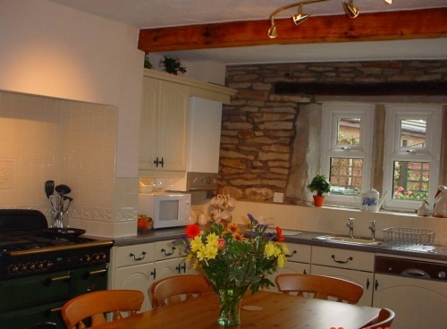 Dining kitchen with range cooker