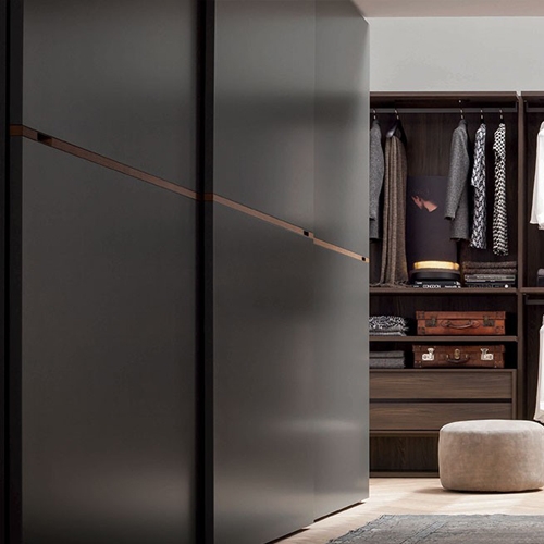 Novamobili Middle Sliding Door stunning addition to any bedroom and an efficient storage solution.This beautiful wardrobe is available in a huge range of gloss or matt lacquers, with the inserts in light or dark elm matt lacquer. As for the internal setti