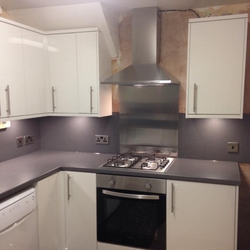 Fully Fitted kitchen. Matching worktop and splasback with pelmet and plinth lighting